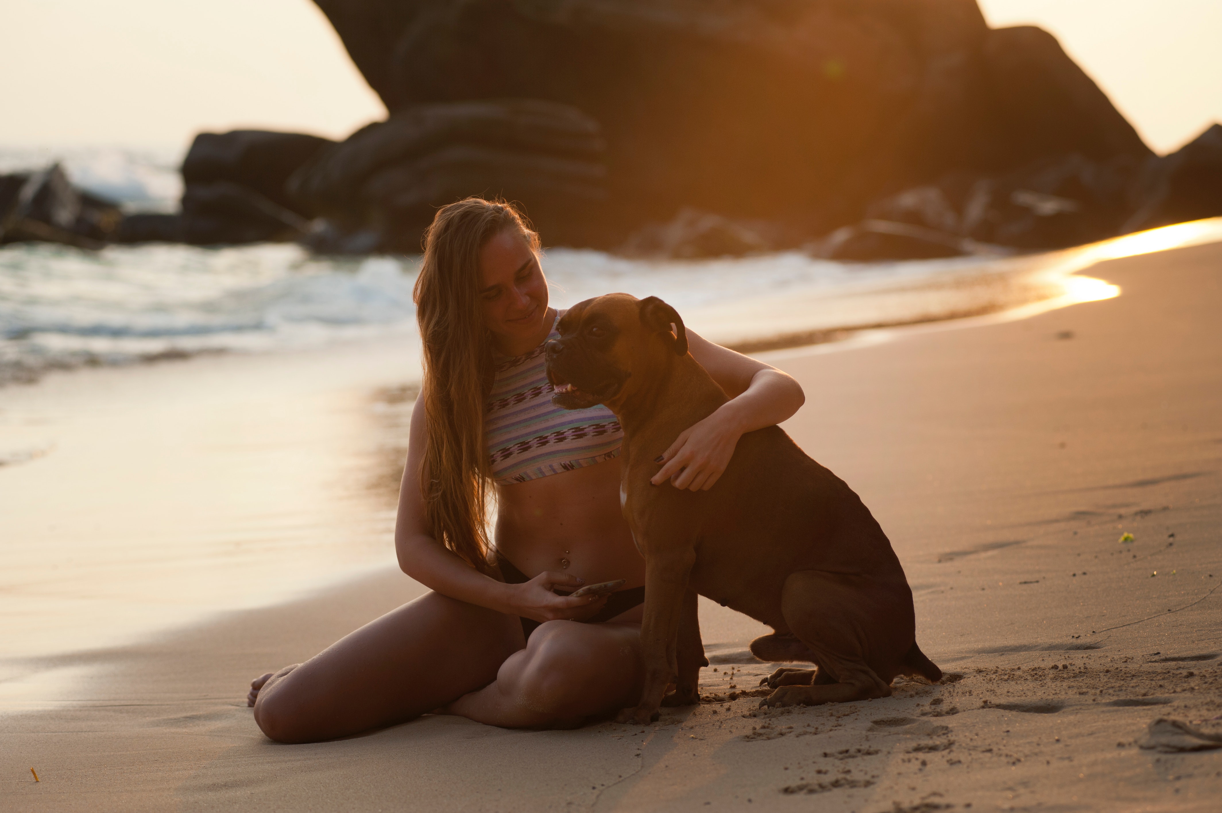 Jente med hund på stranden